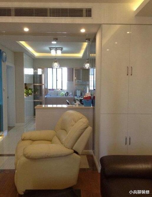 气死人了,老公为了打游戏在家里弄了个电竞室,搞得跟网吧一样!