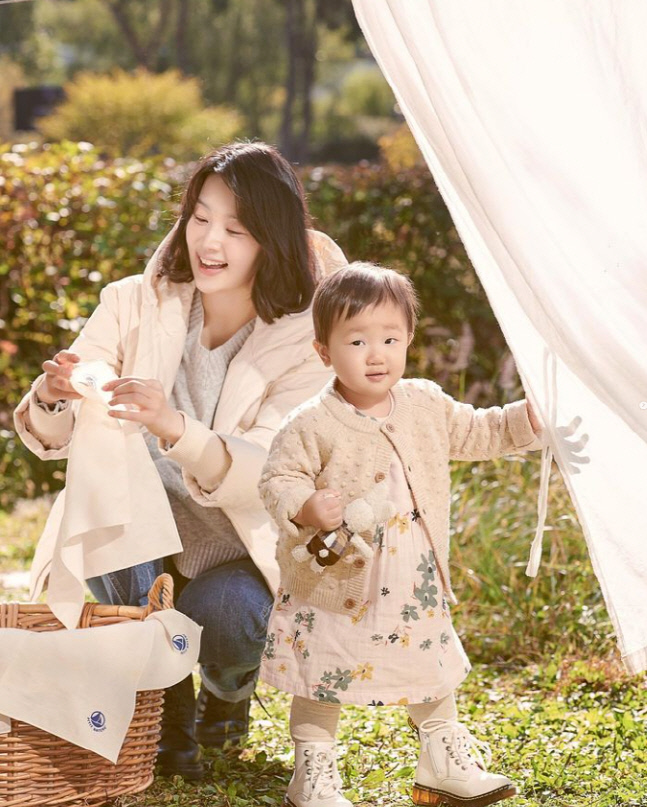 韩智慧|韩智慧首次公开女儿近照 五官神似妈妈超可爱 检察官丈夫陪其育儿