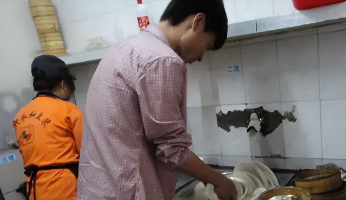 少年被15人围殴,刺伤其中3人,两年后虽被判无罪,但人生却毁了