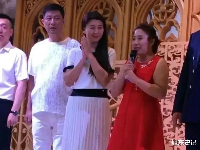 闫学晶|闫学晶自曝：退休了，不拍综艺节目了，退休后月薪只有五千出头