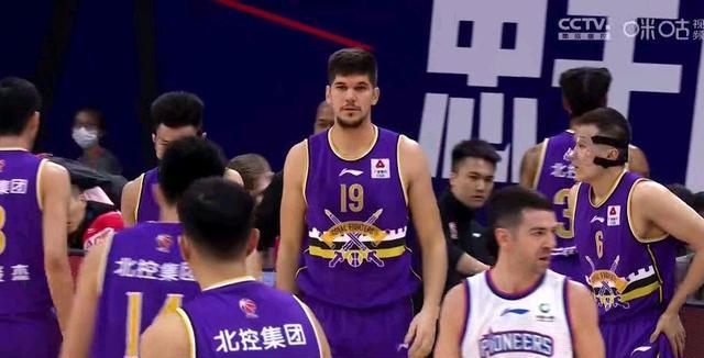 天津男篮|18分2断！马布里变阵激活神射手俞长栋10+10超强硬面具侠又拉胯