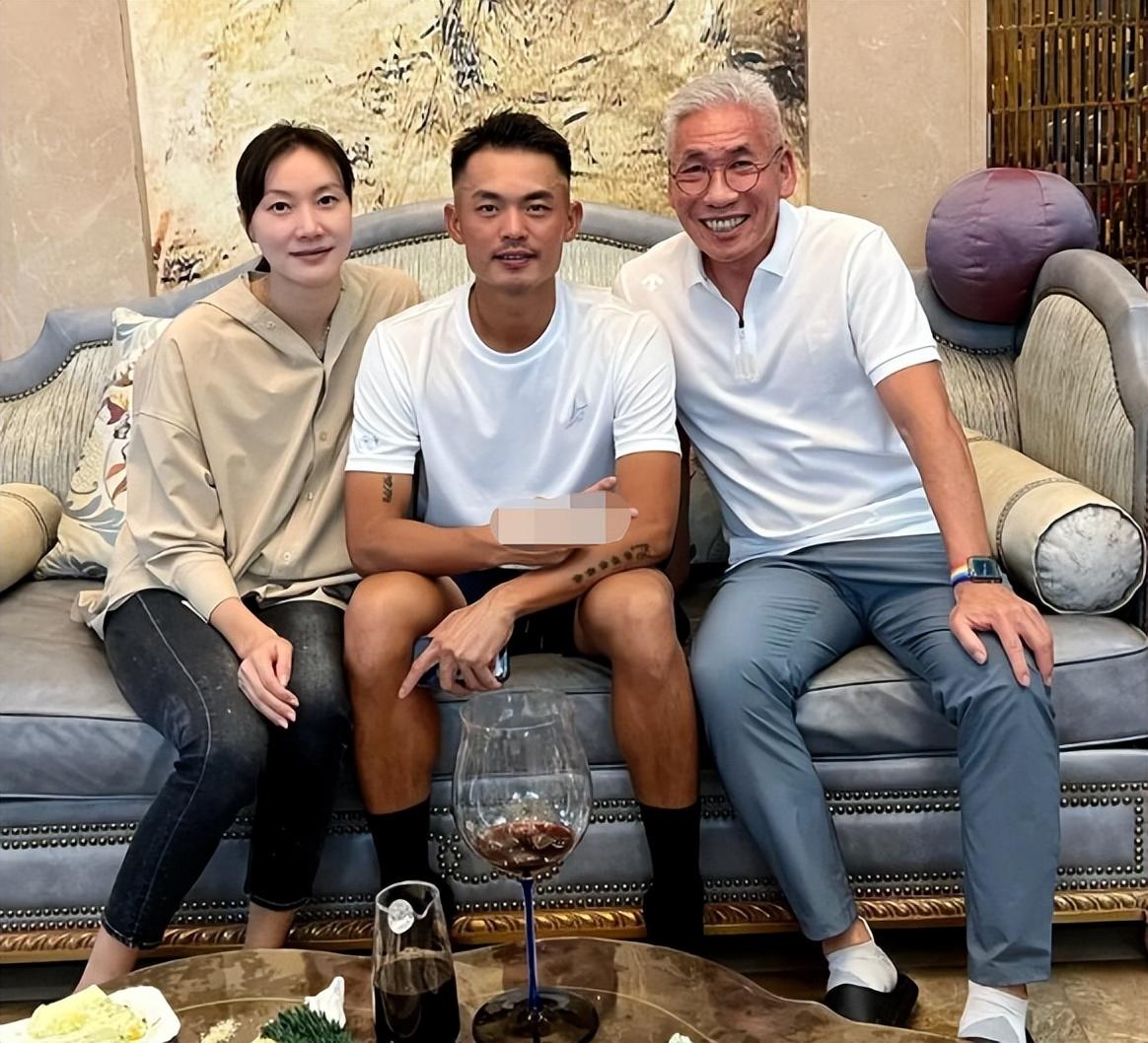 林丹|林丹豪宅内庆39岁生日！喝红酒与妻子肩贴肩，儿子五官超像妈妈
