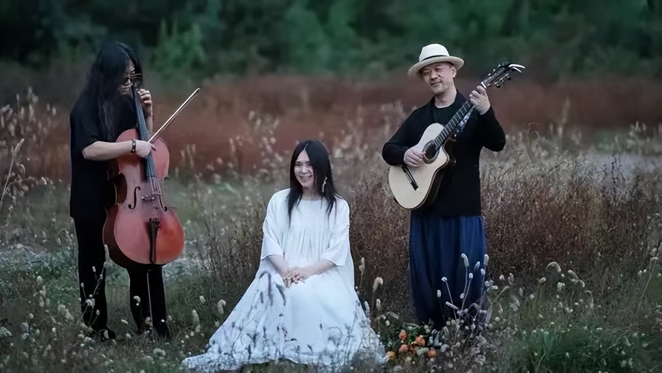 李宇春|让李宇春疯狂吃瓜的八卦是什么样的?已婚歌手竟公开为前任写歌