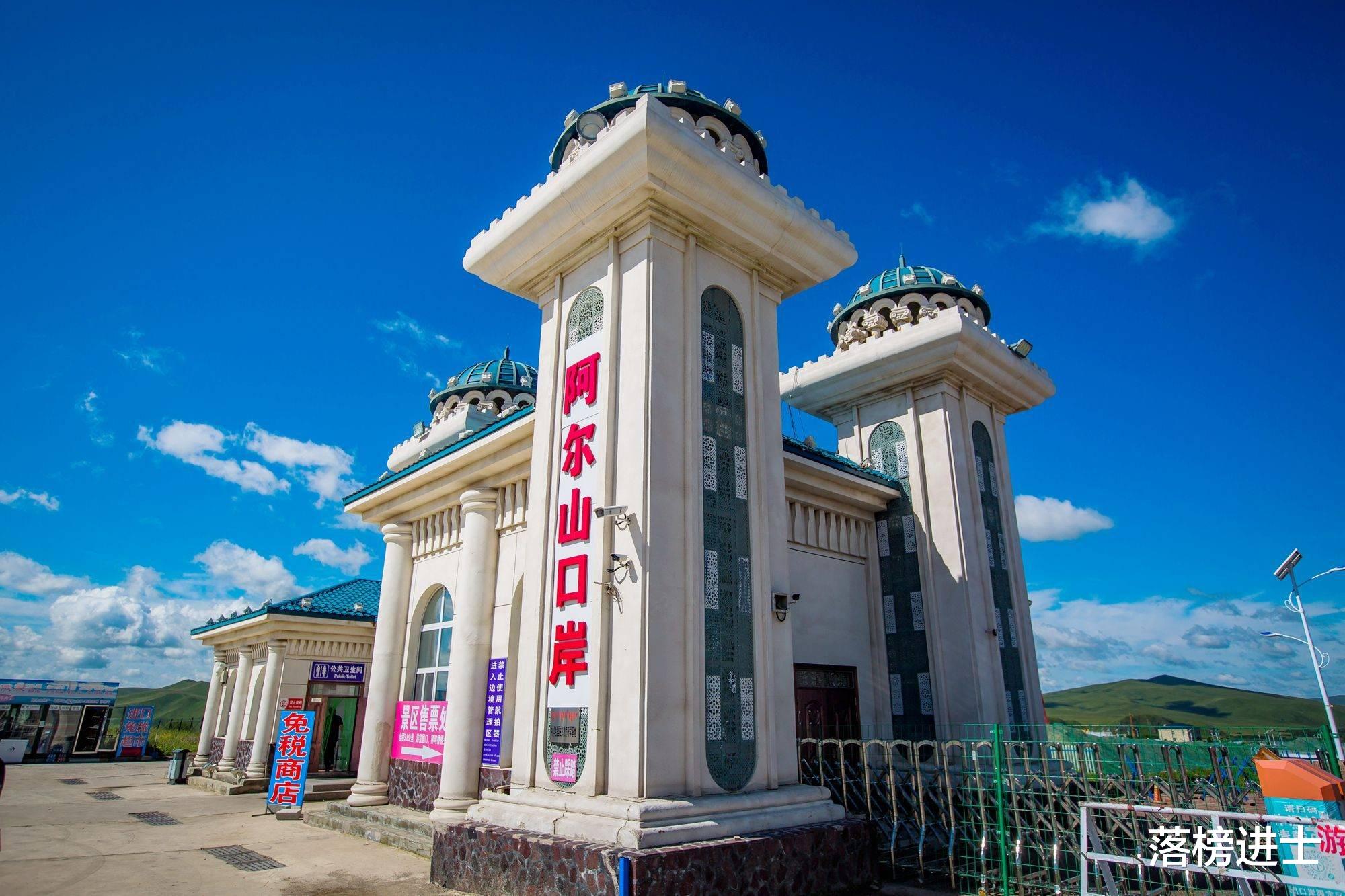 赤水丹霞|内蒙古兴安盟旅游，雄伟壮观的国门景区，吸引了众多游客前来打卡