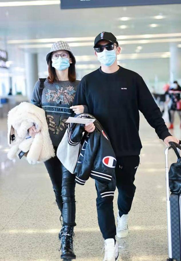 苗苗|真羡慕郑恺!老婆素颜出镜也清纯,腿长比例好到不真实