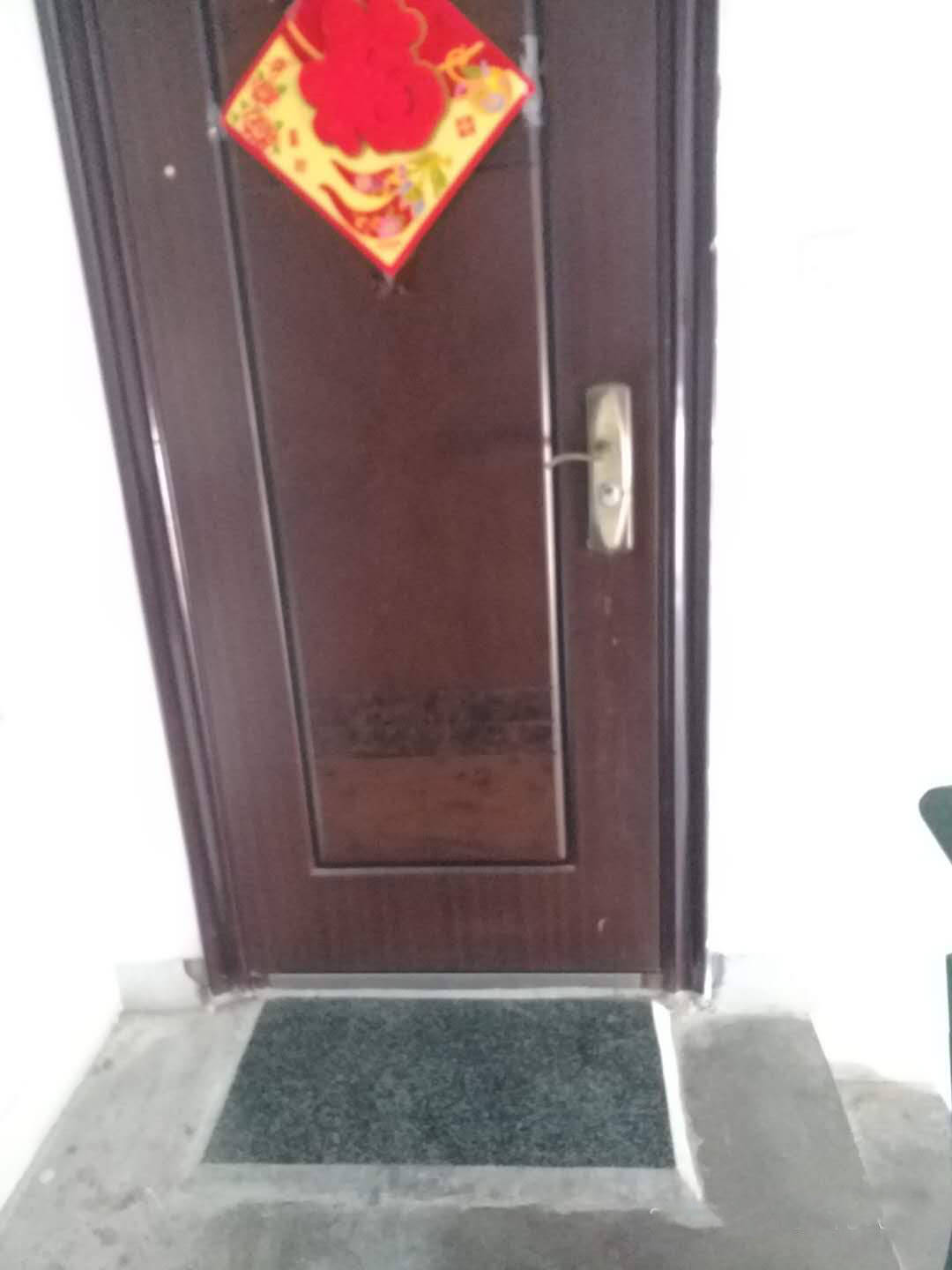 邻居鞋柜放楼道里，砌了个2公分的地台，真以为是你家院子？