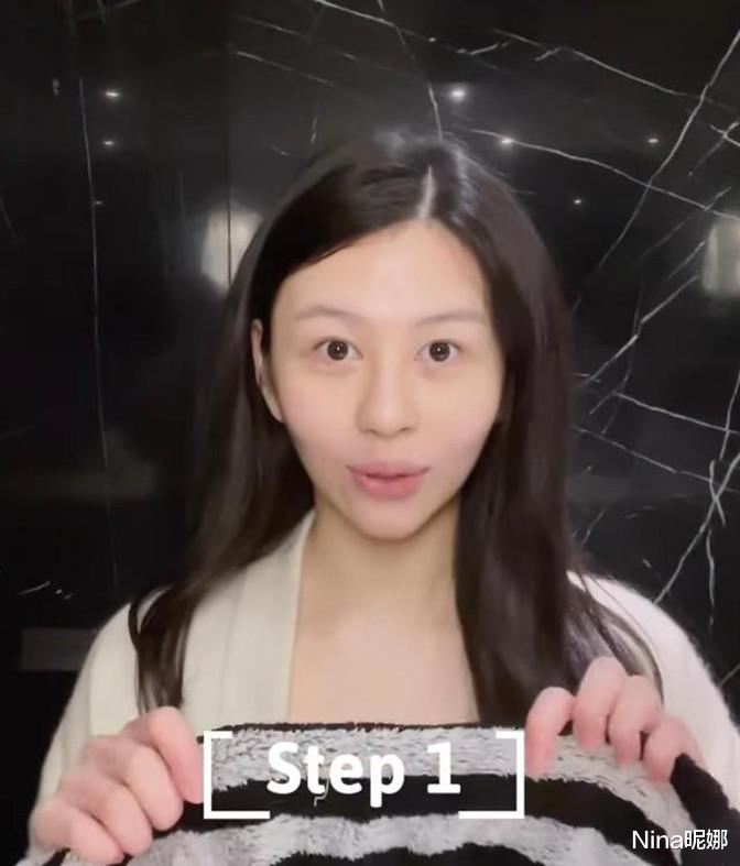 邱淑贞|邱淑贞女儿罕晒素颜照，穿开衫配黑色打底衫，厚嘴唇颜值被爸拉垮