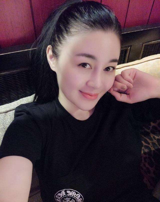 关婷娜|39岁关婷娜养羊驼当宠物!深夜穿睡衣喂萝卜,身材丰满富贵逼人