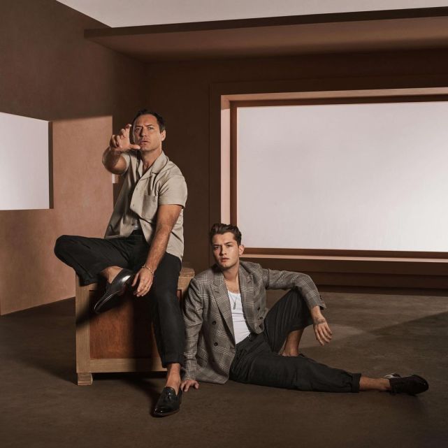 裘德·洛|裘德洛与25岁长子罕见同框像极复制粘贴，6个孩子谁更像爸爸？