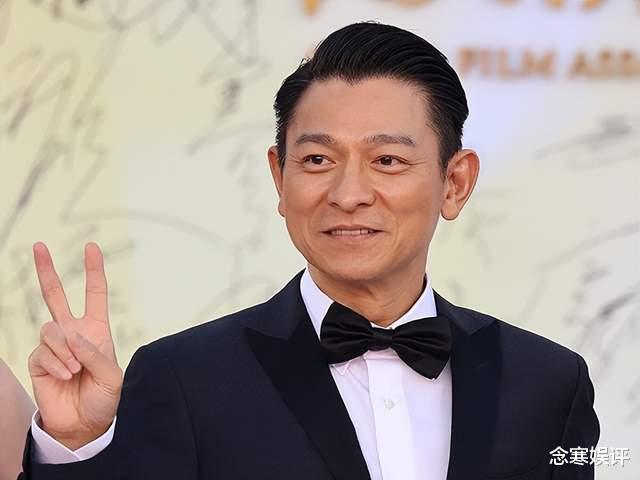 刘德华|61岁刘德华独自坐高铁回家,背着大包小包排队上车,毫无明星架子