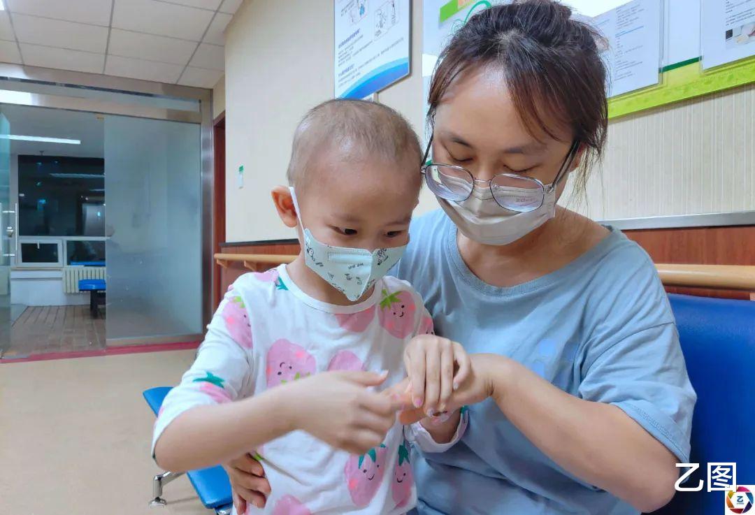 女孩患病后感受不到疼痛,咬掉6颗牙齿满嘴鲜血,漂亮妈妈心碎