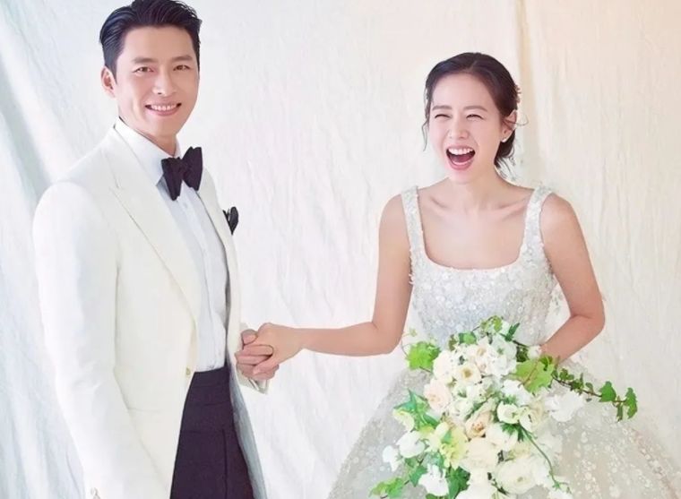 孙艺珍|玄彬孙艺珍度蜜月被偶遇，牵手散步很悠闲，这对新婚夫妇太甜了