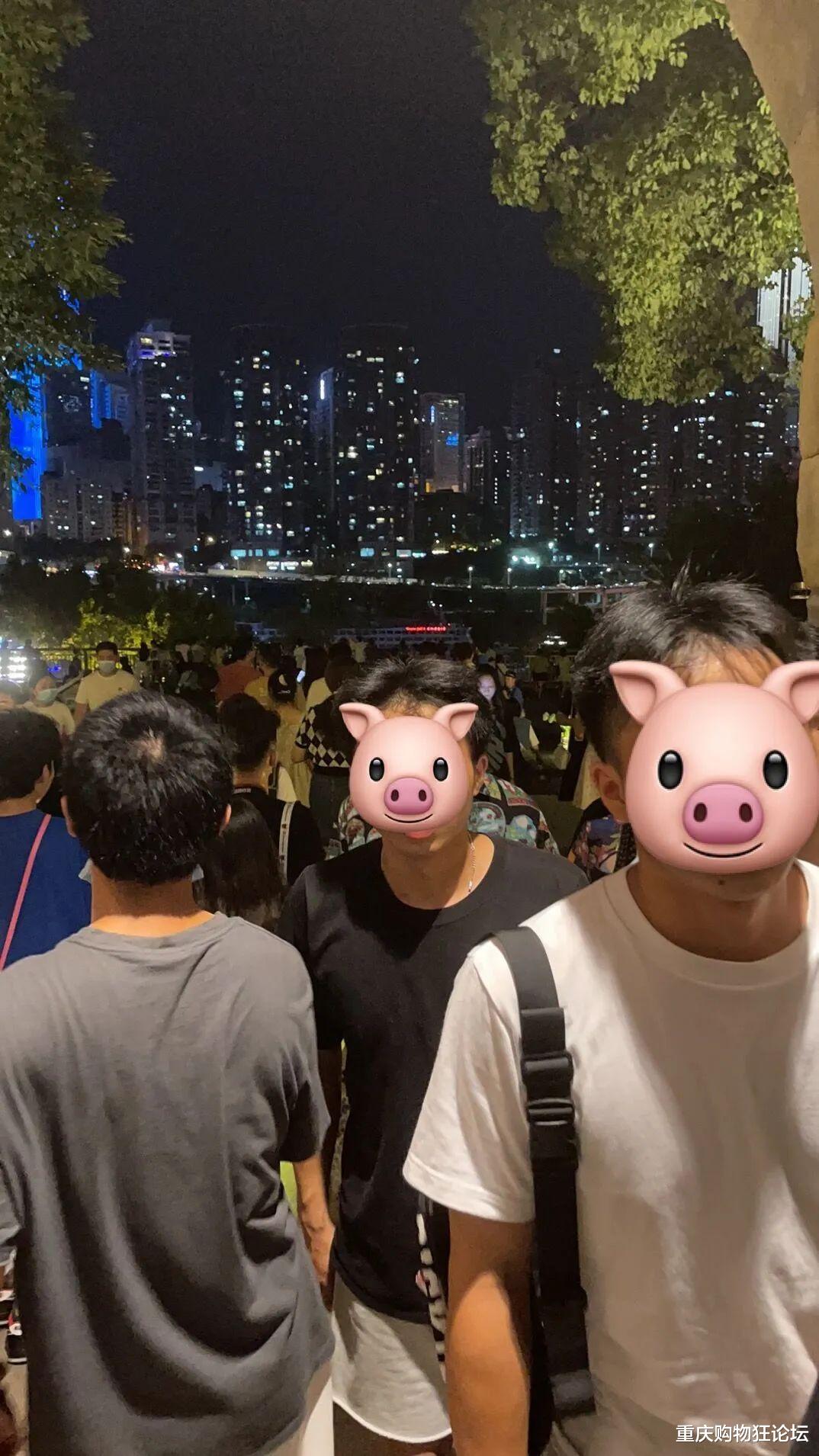 洪崖洞|洪崖洞过气大剧院崛起了？现在流行人山人海半夜看江……