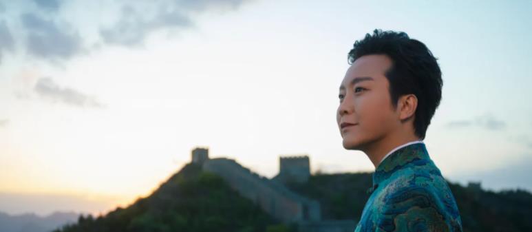 李玉刚|李玉刚国庆节穿唐装行军礼,引发部分网友不满,评论区一片辱骂声