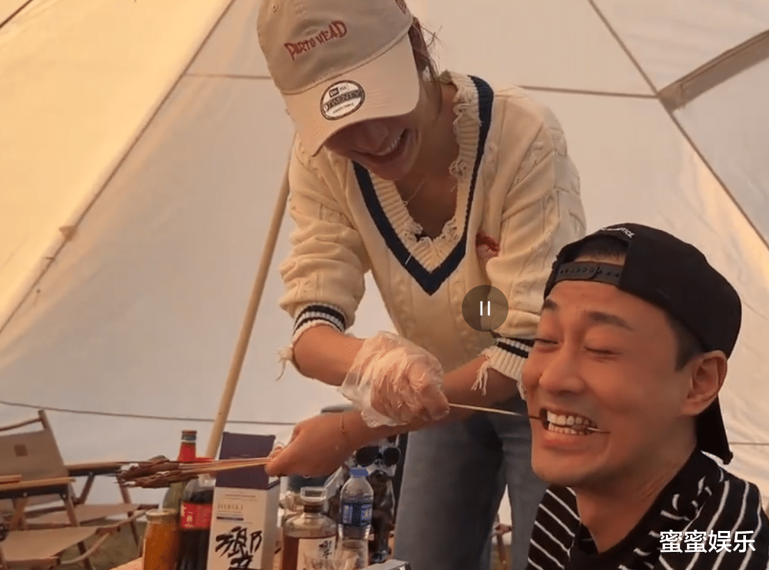 林峰|林峰携妻女露营，2岁女儿会拿筷子了，吴卓羲喂张馨月吃肉显尴尬