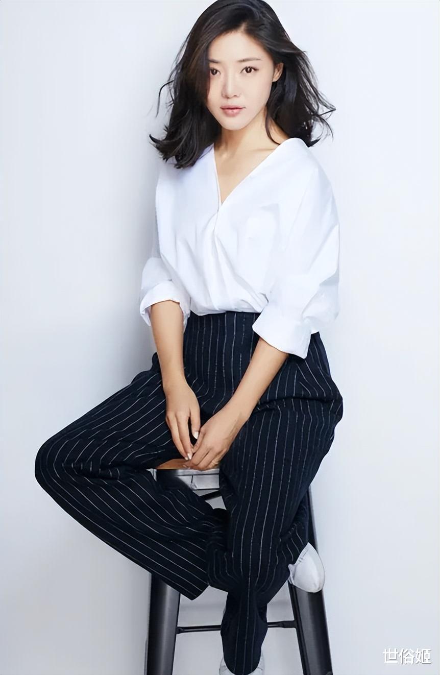 邓家佳|?午夜时分,邓家佳去导演房间找他,导演说:“衣服拖了,看下你的身材”