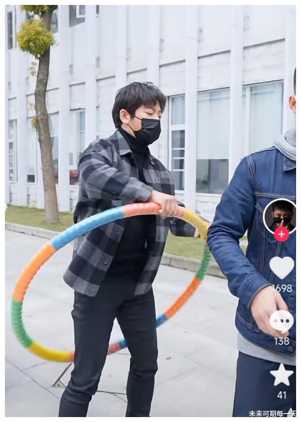 胡海泉|歌手胡海泉晒出近况,其行为引热议,网友:简直胡闹