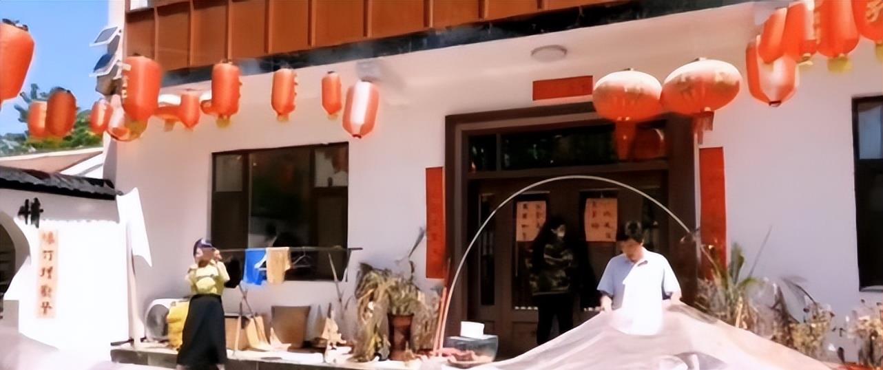 |曝大衣哥儿子即将结婚，新房内挂满红灯笼，全家人一起装饰院子