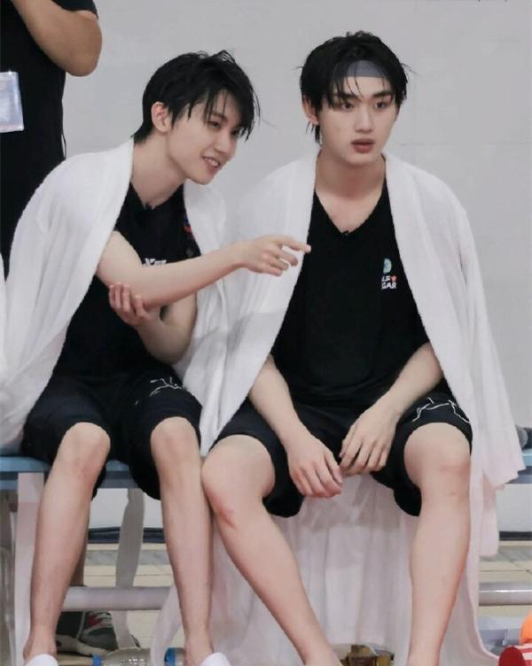 丁程鑫|时代少年团亮相电影节，马嘉祺、丁程鑫抢话筒引粉丝骂战