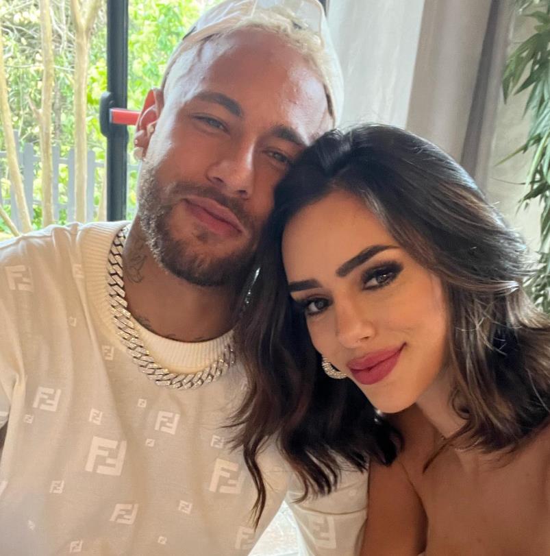 内马尔|内马尔带新女友海滩狂欢，两人都叫布鲁娜，长相神似，身材火辣