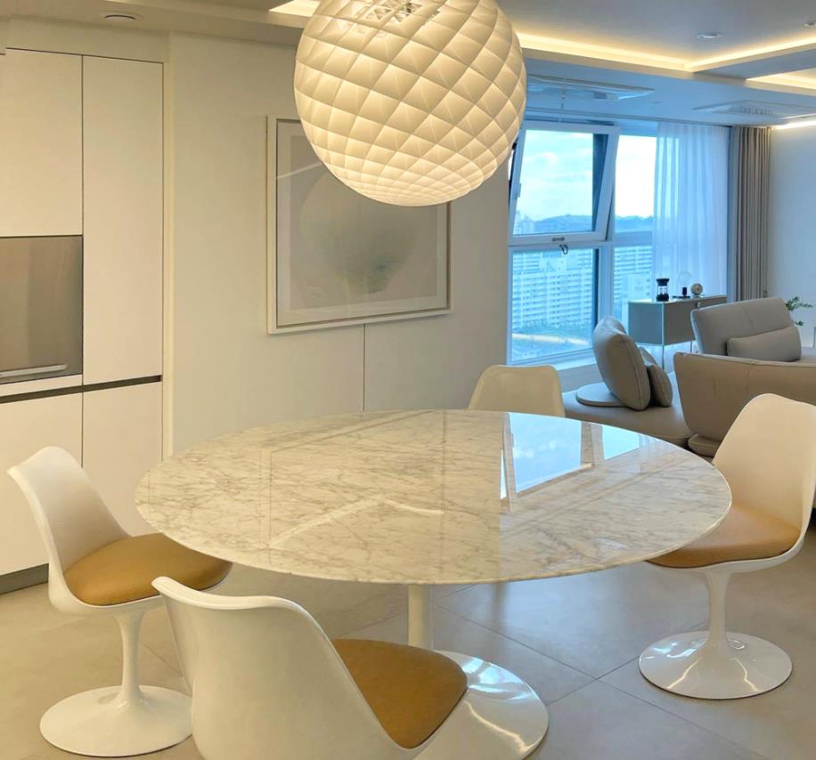 全屋白墙，客厅舍弃地毯、茶几，130㎡老房选择简装，敞亮好几倍！