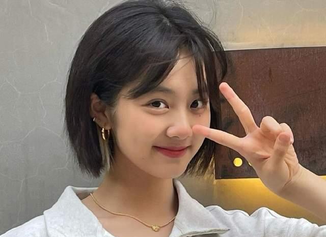 黄忆慈|17岁黄多多发近照，因穿着引争议冲上热搜，谁规定少女就不能性感