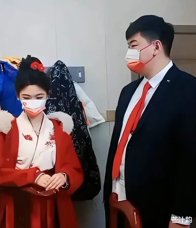 朱之文|大衣哥儿子儿媳看茶叶，陈萌反应被疑有喜了，大衣嫂抱孩子超宠溺