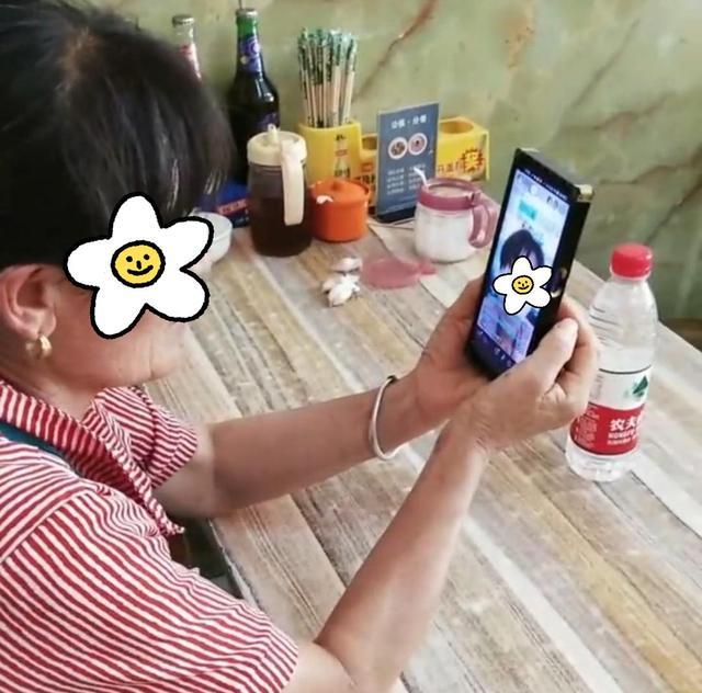 大妈开美颜直播秒变少女,旁若无人对镜头撒娇,大爷快看不下去了