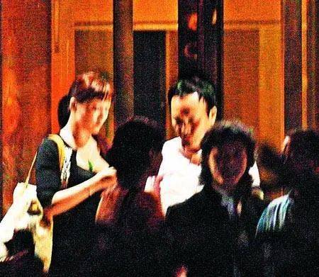 李云迪|李云迪正式复出!嫖娼被抓后人间蒸发欠债百万,曾当街小便婚内出轨多位美女!