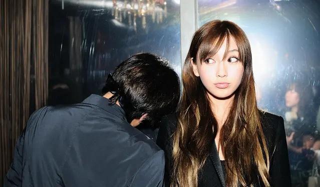 Angelababy|angelababy室内抽烟,全场3女多男模引热议!李易峰事件细节曝光