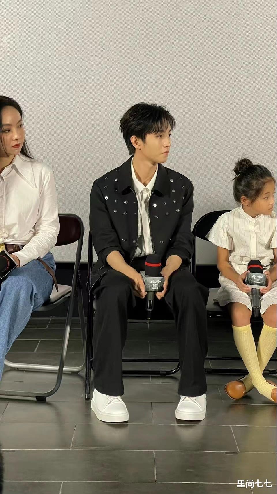 梅婷|梅婷8岁女儿荧屏首秀!穿衬衫裙好乖巧,素颜黑眼圈太像梅婷了