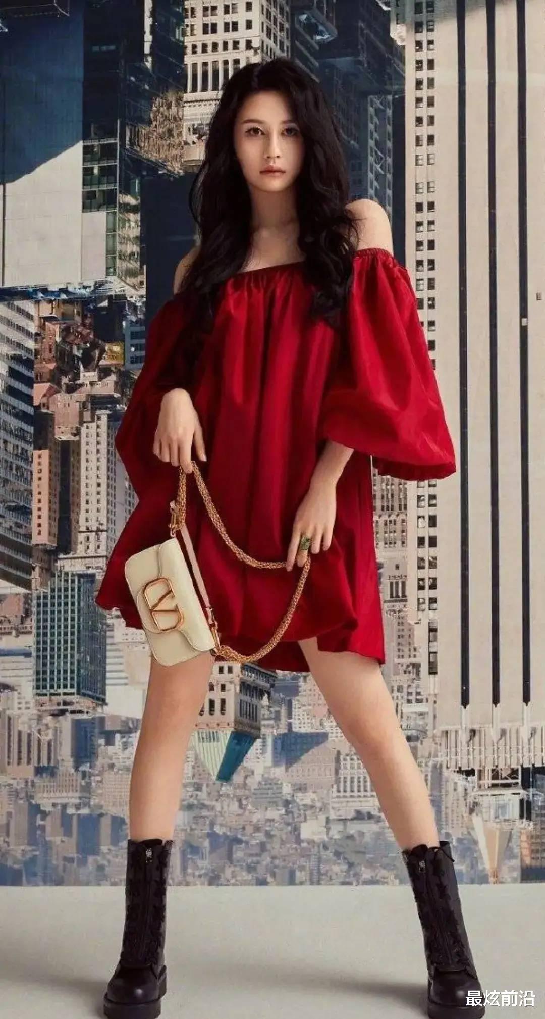 金智秀|邱淑贞女儿拍时尚大片,穿一字肩连衣裙配皮靴,颜值气质不输老妈