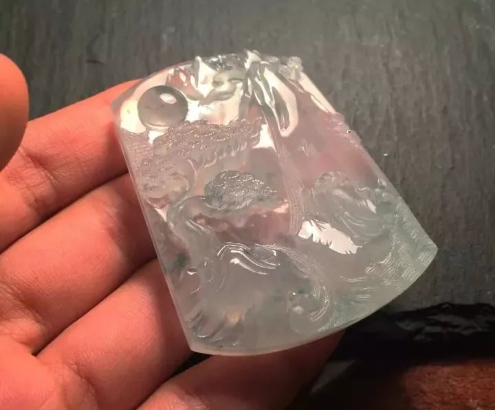 雕刻|一块莫西沙翡翠原石,切出高冰飘蓝花,雕刻成品大涨的全过程,美翻了! 小盈