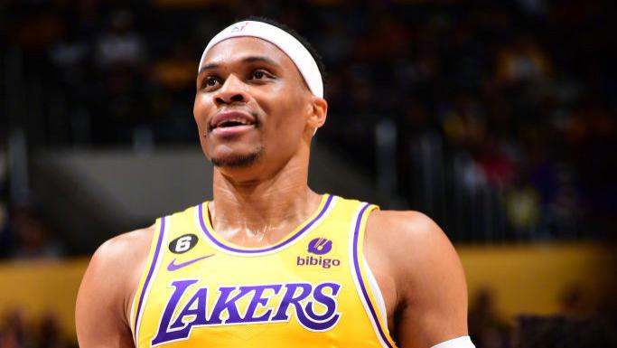 1战命中2个压哨三分！发带威少又横又硬，湖人还舍得交易吗？