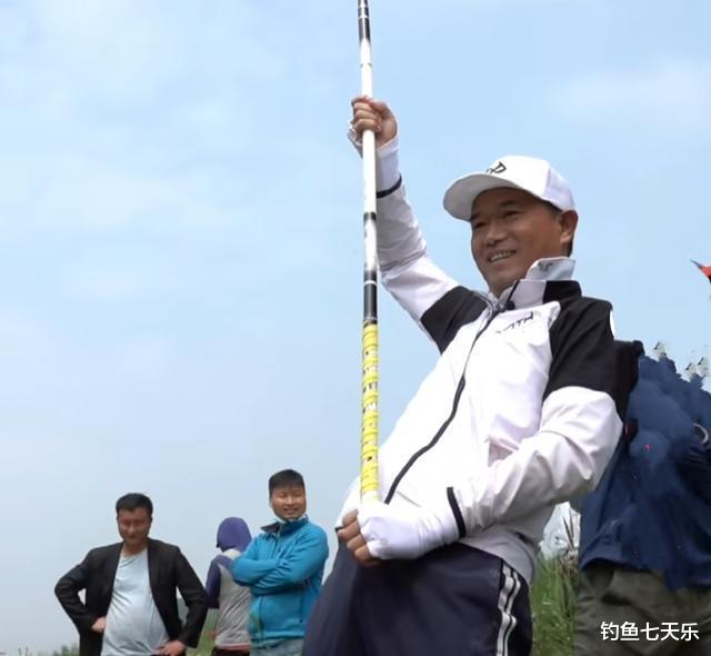 |钓鱼如此赚钱？钓王邓刚回老家过年，开豪车穿名牌引发热议