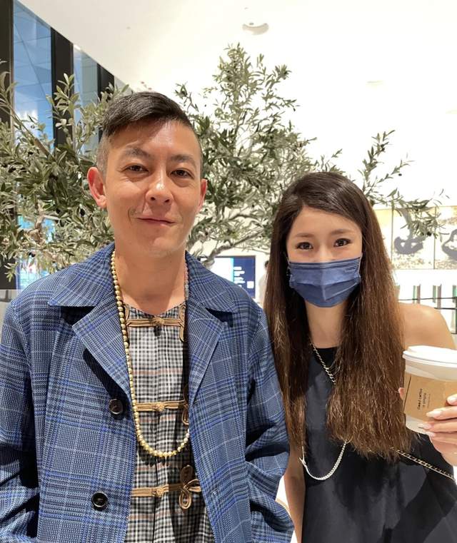 陈冠希|美女网友在香港偶遇陈冠希，晒出两人贴身合影，脸色浮肿沧桑了不少