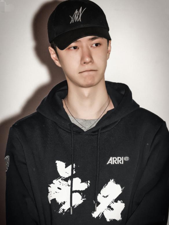 王一博|狗仔曝出王一博与某女顶流关系暧昧