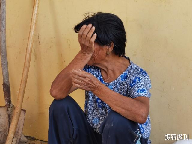 儿媳妇离家5年，八旬老人硬撑身体打工赚钱：两个孩子等我养呢
