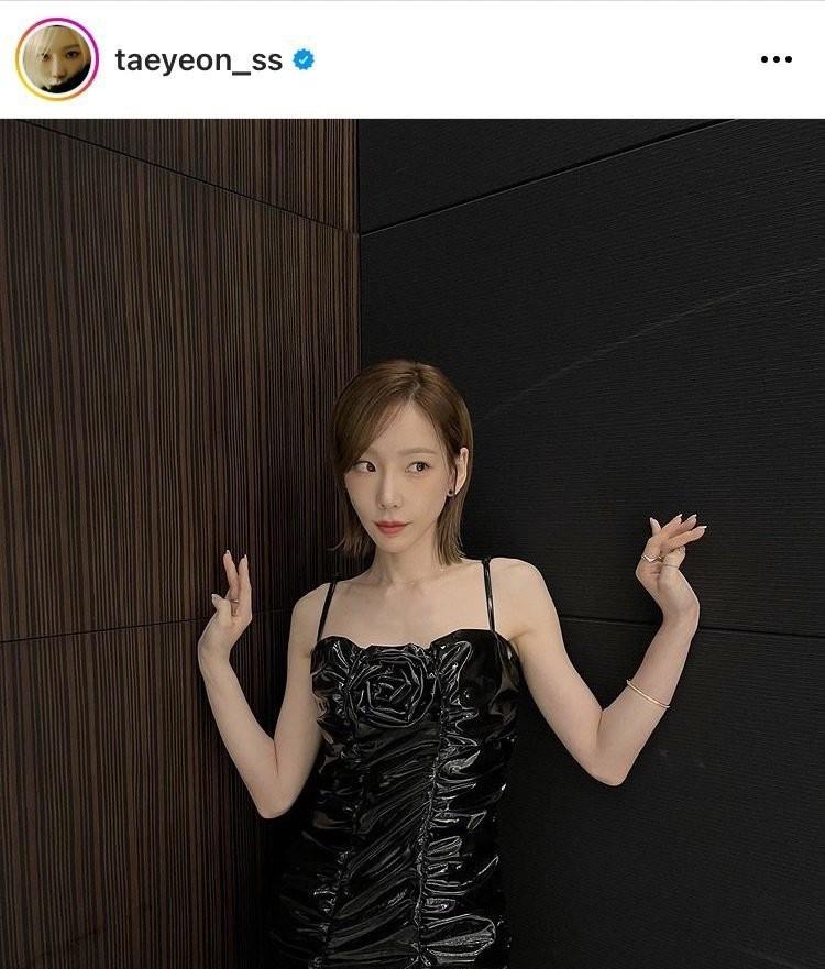 路易·威登 回归少女时代不忘穿搭！太妍新发型美背挖空秀LV新包与珠宝