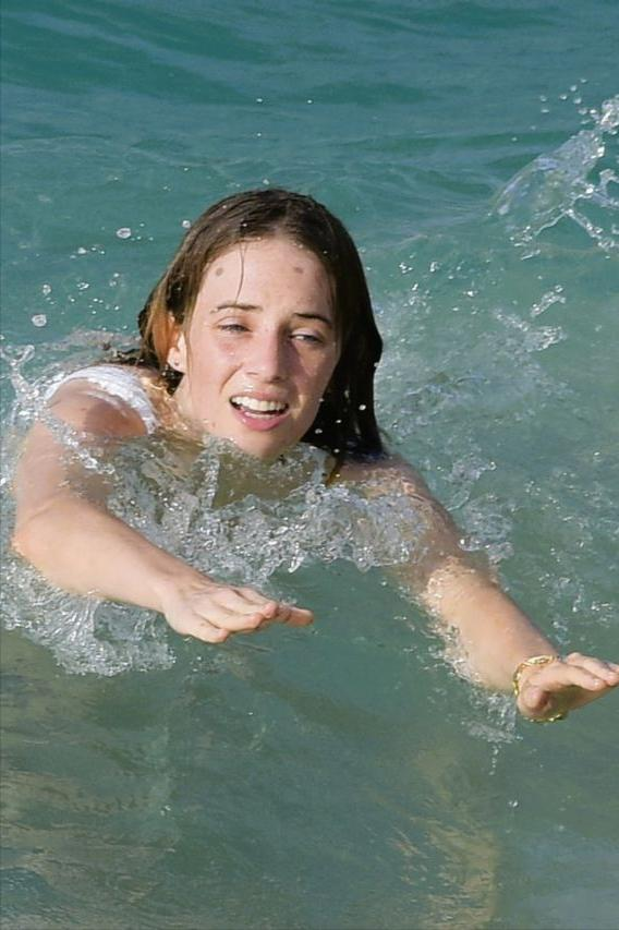 maya|女演员玛雅霍克在圣巴特海边游泳,穿白色连身装玩得很开心