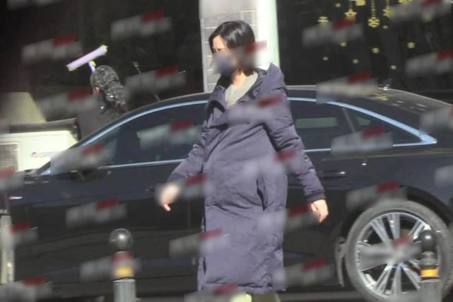 |50岁李亚鹏喜当爹！19岁女友素颜穿羽绒服产检，肚子圆滚滚老好多