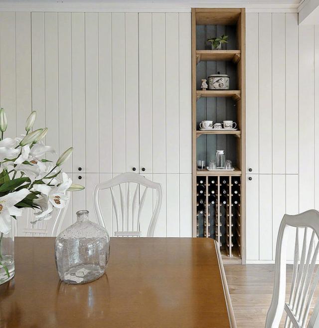 现代北欧风格的大两居,装修设计轻奢感超强,白色的设计宛如宫殿