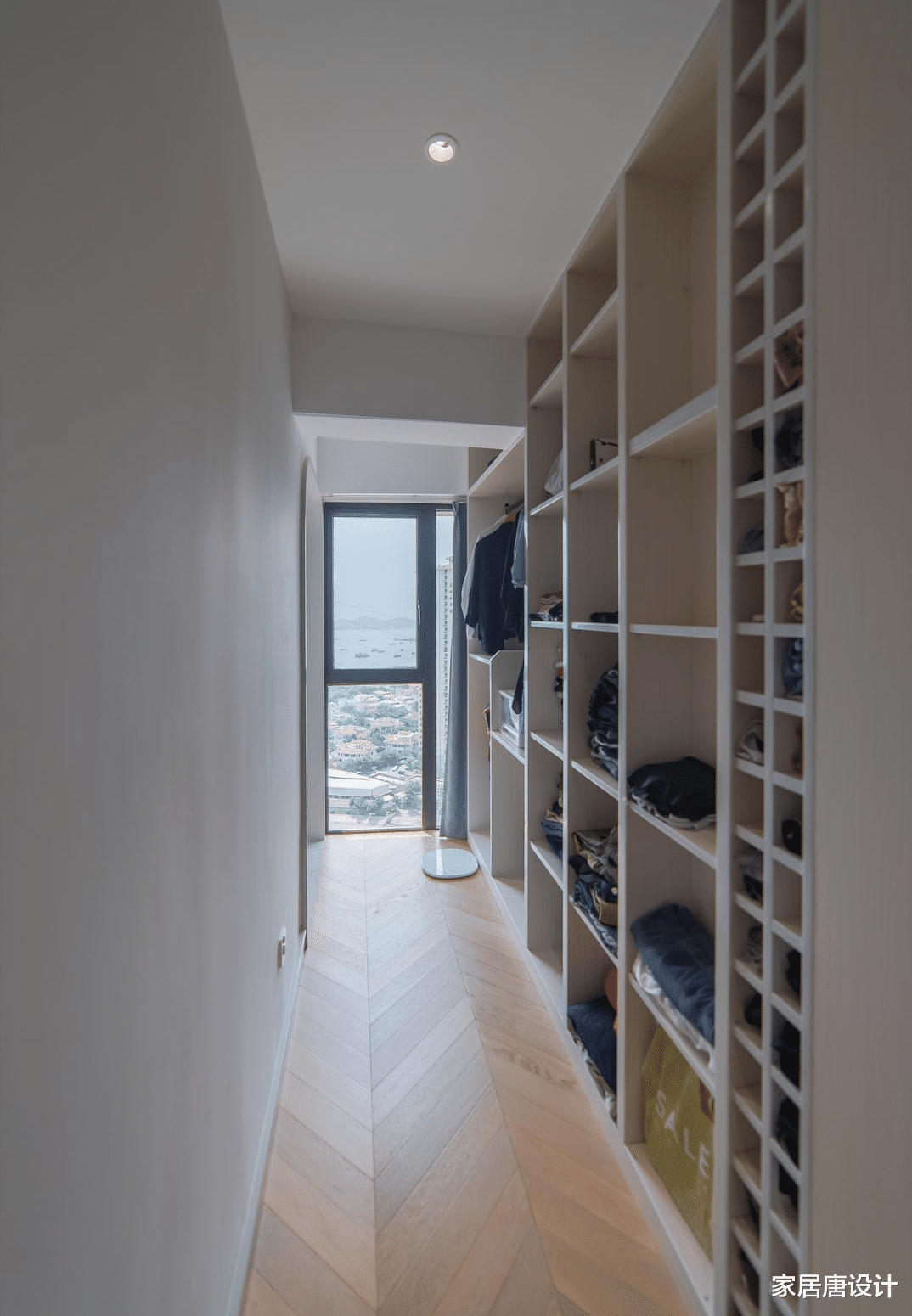 喜欢旅行的业主，特意选择超大落地窗，在家就能享受绝美的风景