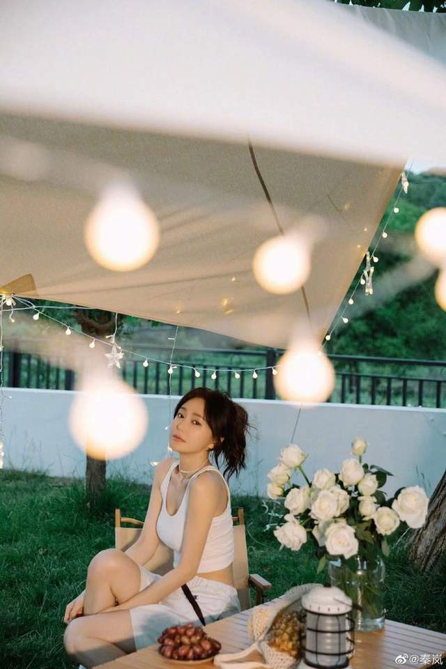 秦岚|42岁秦岚晒户外美照又瘦了！穿背心小蛮腰瞩目，网友：又甜又辣