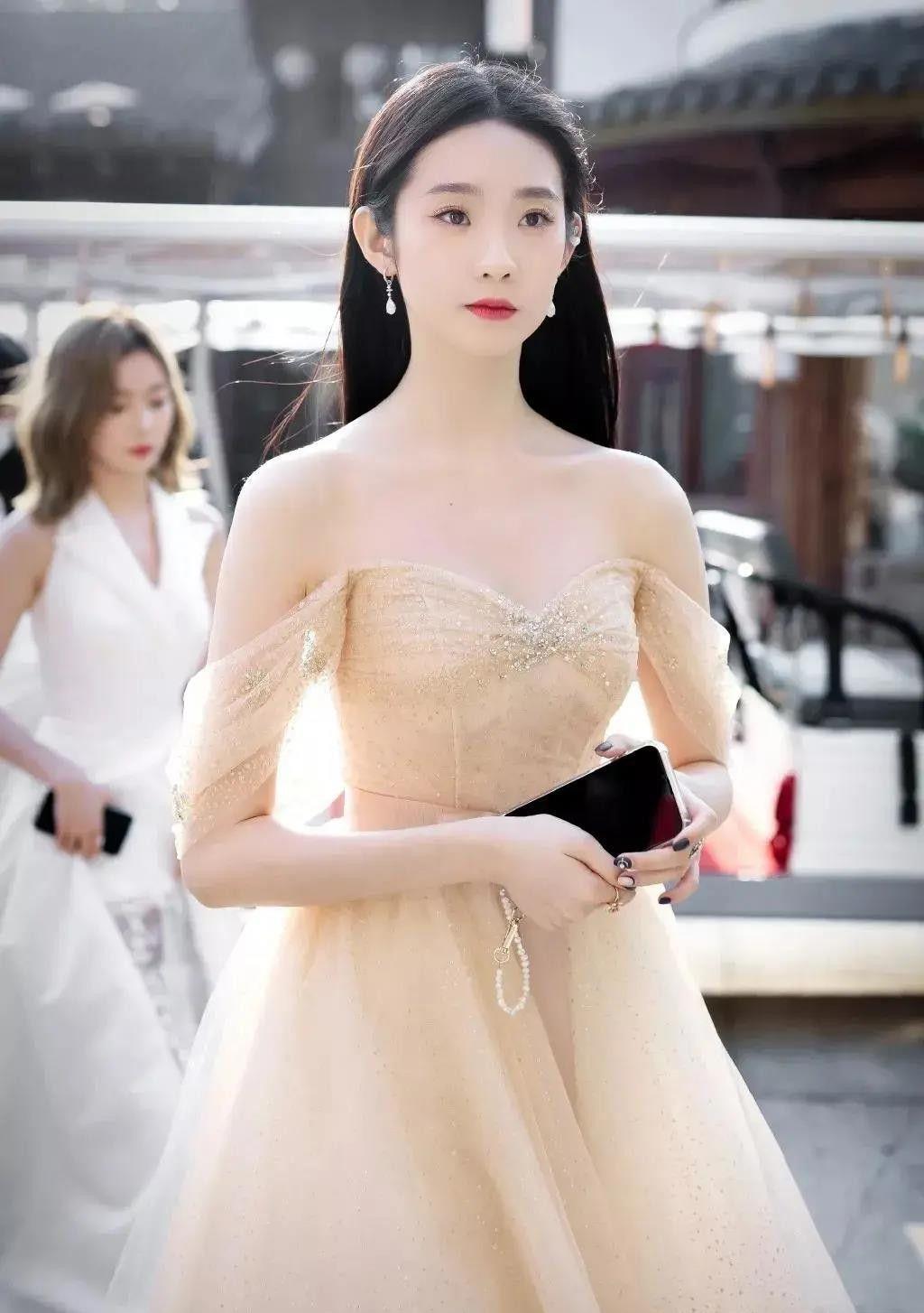 张艺凡|张艺凡,甜美软萌的宝藏女孩