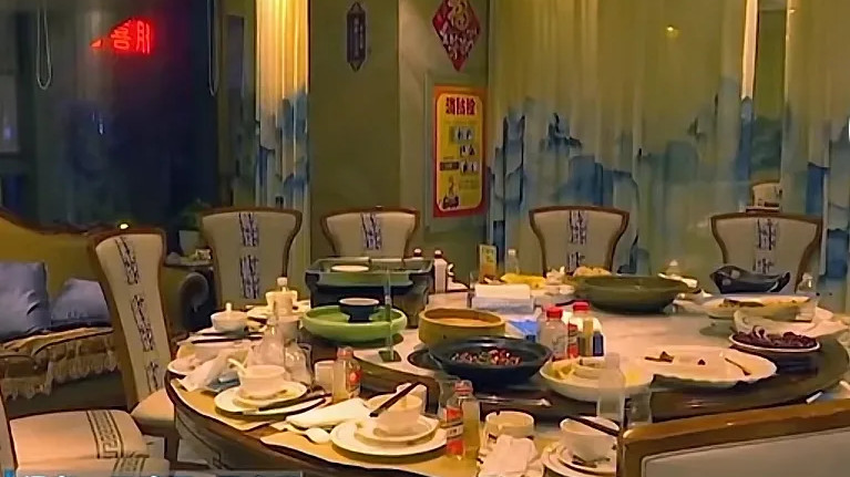 “开一瓶就得买走一箱”贵州贵阳，何先生为了招待朋友，在一家酒楼订了一桌酒席