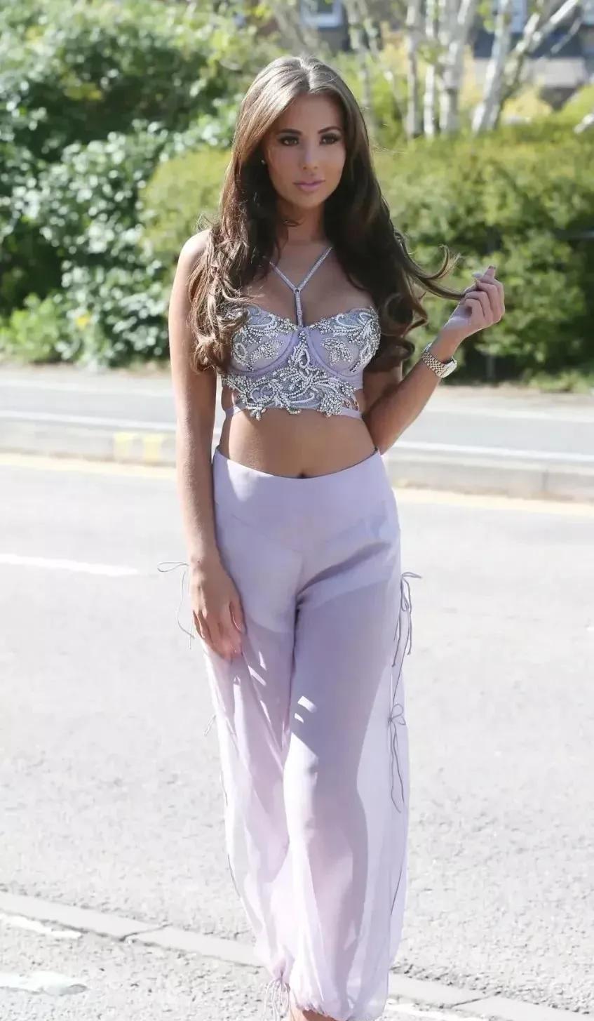 明乌|欧美真人秀女星亚兹明乌赫卢