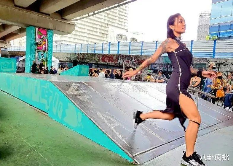 时装周|“复活”邓丽君！外省时装周将诡异进行到底！