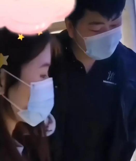 朱之文|大衣哥儿子回村筹备婚礼，和未婚妻牵手秀恩爱，身材壮硕了不少