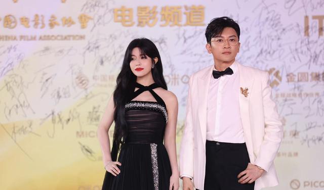 陈妍希|破大防了!陈妍希关晓彤金鸡造型垫底,但是她两的老公拔尖又帅气